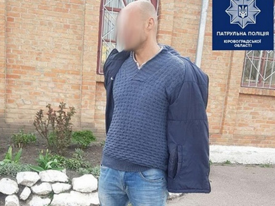 На Кировоградщине вооруженный налетчик похитил из церкви пасхальный кулич (фото)
