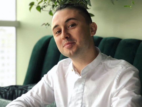 «Выращиваем лук на подоконнике»: Тарас Тополя рассказал, как проводит время на карантине (фото)