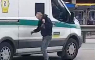 В Киеве по проезжей части гулял неадекватный мужчина