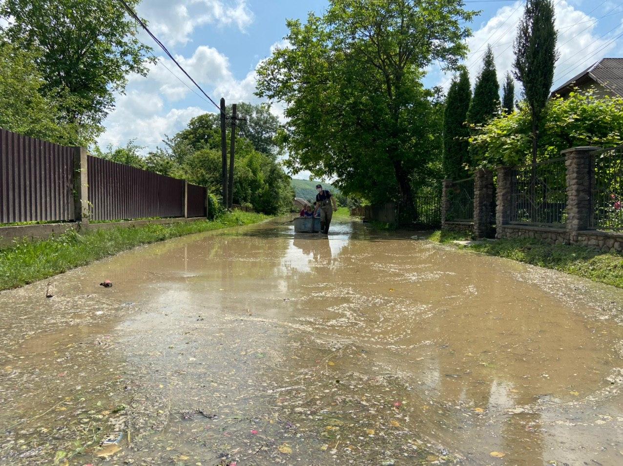 Большая вода добралась до Тернопольщины: счет подтопленных сел пошел на десятки (фото, видео)