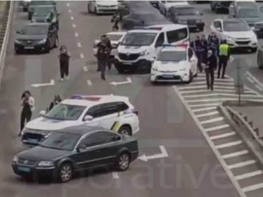 Мужчина угрожает взорвать Мост метро в Киеве: онлайн-трансляция с места происшествия