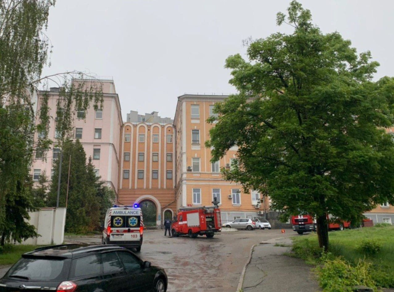 Пожар в Александровской больнице Киева: людей эвакуировали (фото) Пожар в Александровской больнице Киева: людей эвакуировали (фото)
