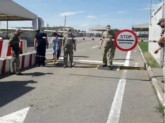 Застряли на КПВВ: в серой зоне между Украиной и ДНР вынуждены ночевать несколько десятков людей