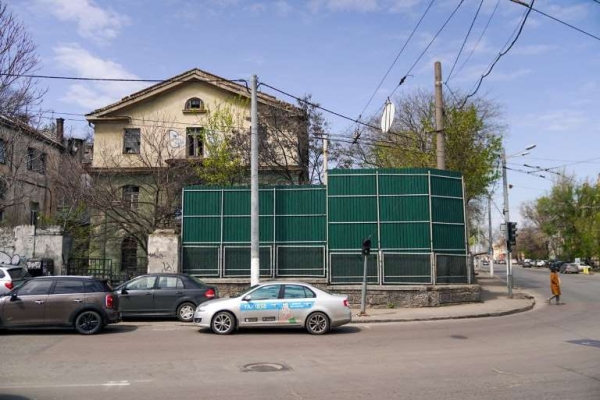Процесс пошёл: будущую стройплощадку под Приморским бульваром обнесли забором
