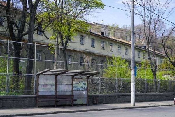 Процесс пошёл: будущую стройплощадку под Приморским бульваром обнесли забором