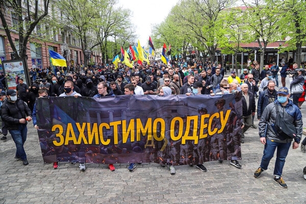 Годовщина трагедии: в центре Одессы прошел Марш защитников города