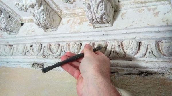 В Лютеранском переулке продолжается реставрация старинной росписи — специалисты просят о помощи