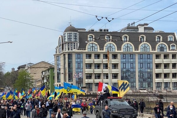 Годовщина трагедии: в центре Одессы прошел Марш защитников города