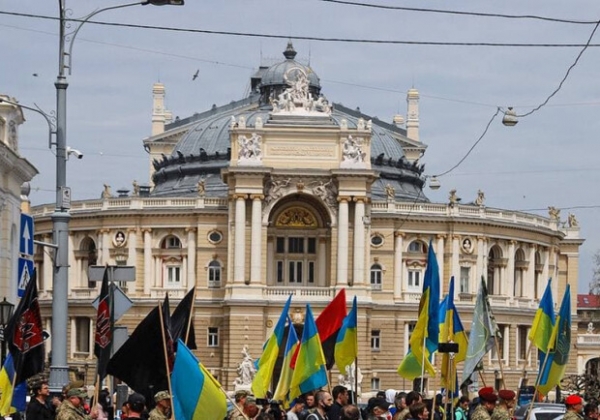 Годовщина трагедии: в центре Одессы прошел Марш защитников города