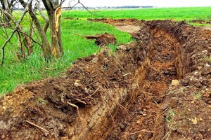 Теперь не проехать: вокруг курорта в Одесской области выкопали глубокий ров