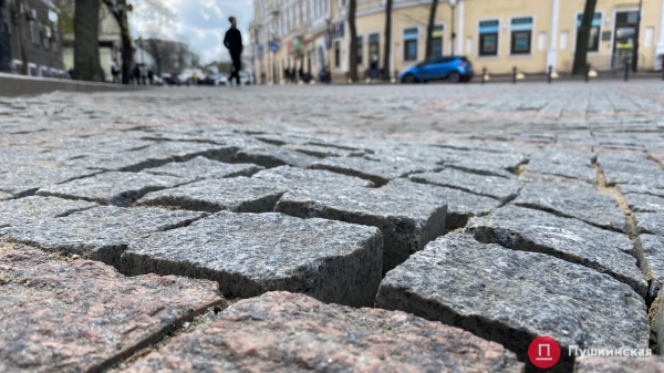 Поплывшая брусчатка, разбитые фонтаны и скандальные качели: как выглядит Греческая площадь. Фото