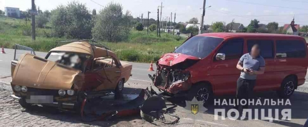 На трассе под Одессой столкнулись автомобиль и микроавтобус: погибла женщина, двое детей пострадали. Фото