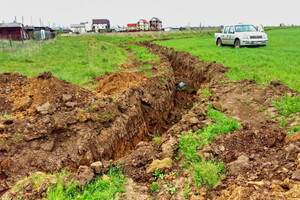 Теперь не проехать: вокруг курорта в Одесской области выкопали глубокий ров
