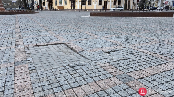 Поплывшая брусчатка, разбитые фонтаны и скандальные качели: как выглядит Греческая площадь. Фото