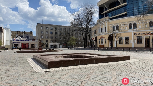 Поплывшая брусчатка, разбитые фонтаны и скандальные качели: как выглядит Греческая площадь. Фото