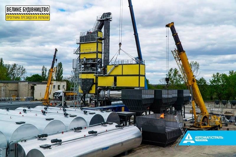 Під Павлоградом монтують найпотужніший асфальтобетонний завод в Україні. Фото