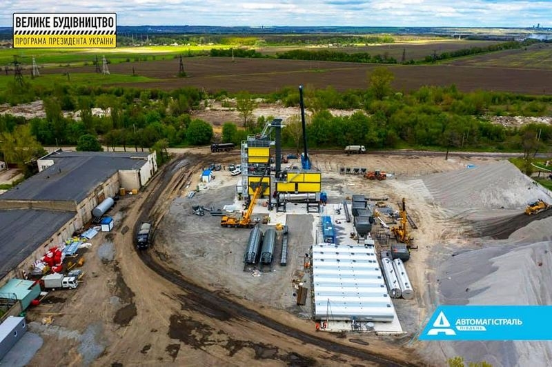 Під Павлоградом монтують найпотужніший асфальтобетонний завод в Україні. Фото