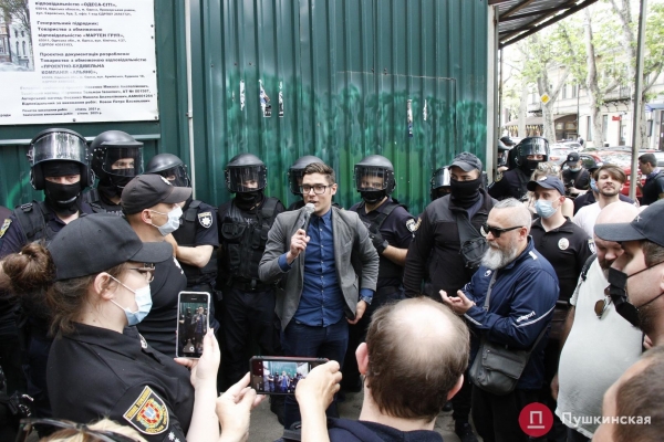 Одесситы вышли на акцию протеста против сноса двух исторических зданий на Ришельевской. Фото