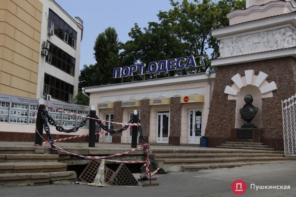 На Таможенной площади провалился асфальт на парковке. Фото