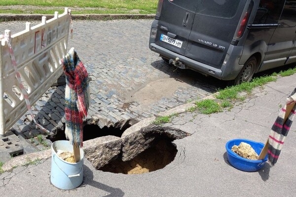Врата в ад: на одной из улиц Одессы образовалась огромная яма