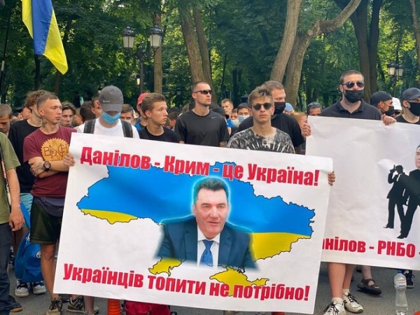 
Ветераны АТО и национал-патриоты заблокировали дорогу возле дома Зеленского и требуют отставки Данилова
