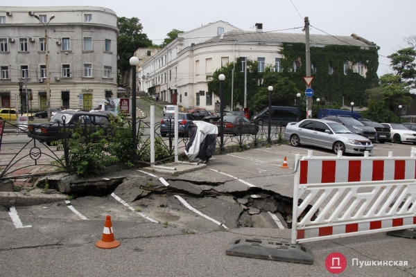 На Таможенной площади провалился асфальт на парковке. Фото