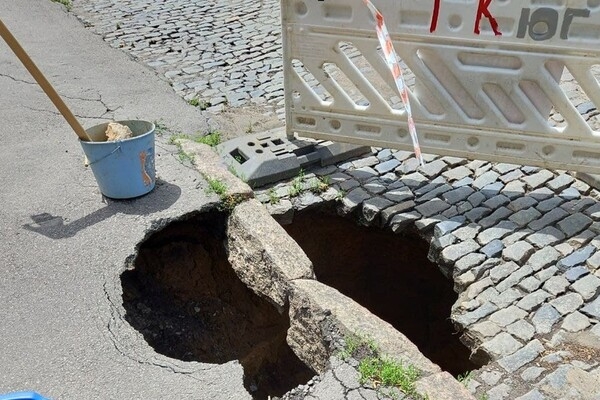 Врата в ад: на одной из улиц Одессы образовалась огромная яма
