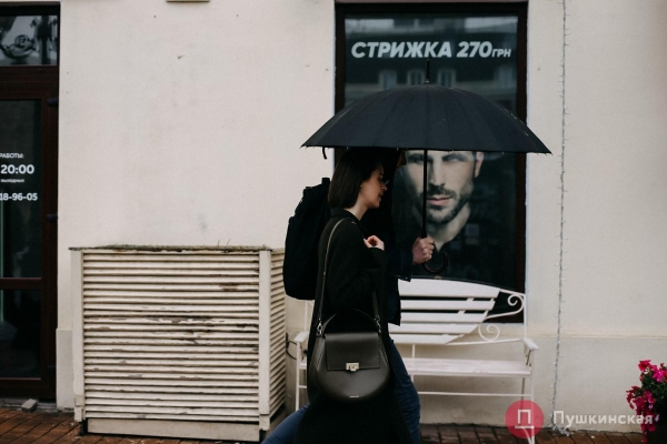 Дождь, ветер, холодрыга: как в Одессе стартовало лето. Фоторепортаж
