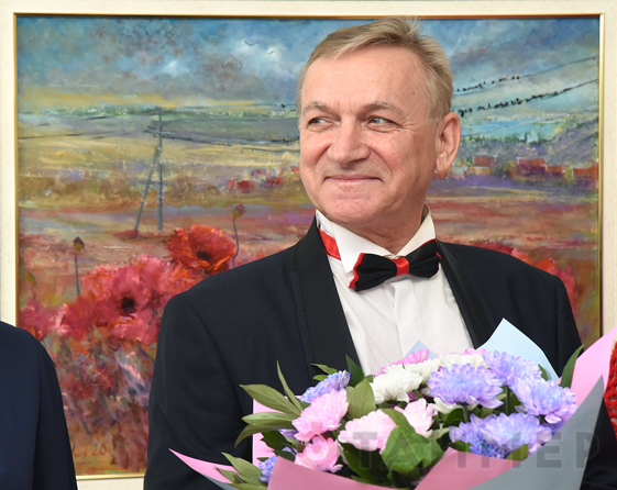 Одесский художник-адвокат открыл выставку ко Дню конституции