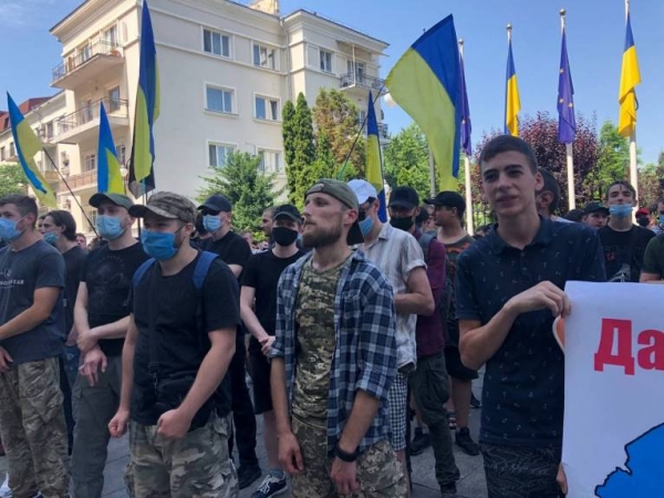 
Центр Киева заблокирован: к ОП пришли разгневанные активисты (фото, видео)
