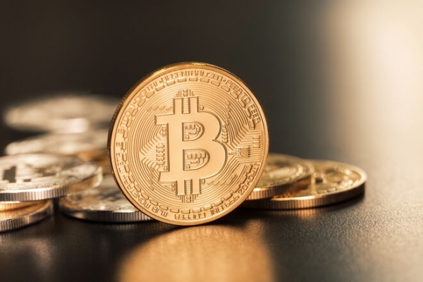 
Капитализация крипторынка рухнула на $1 триллион: биткоин стремительно валится вниз к $27 000
