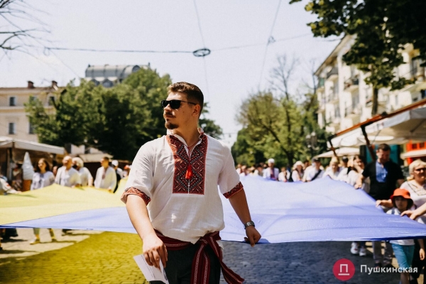По Одессе прошел Мегамарш в вышиванках: как это было. Фоторепортаж