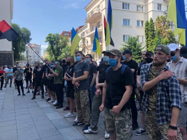 
Центр Киева заблокирован: к ОП пришли разгневанные активисты (фото, видео)
