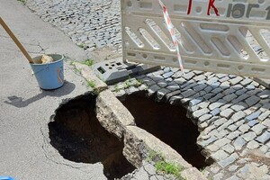 Врата в ад: на одной из улиц Одессы образовалась огромная яма