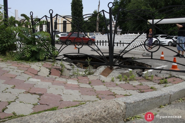 На Таможенной площади провалился асфальт на парковке. Фото