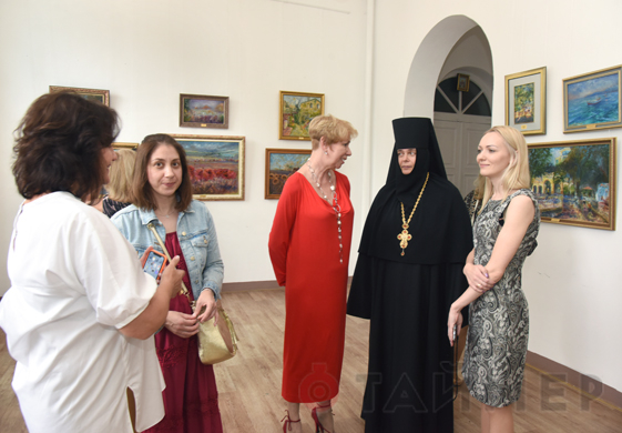 Одесский художник-адвокат открыл выставку ко Дню конституции