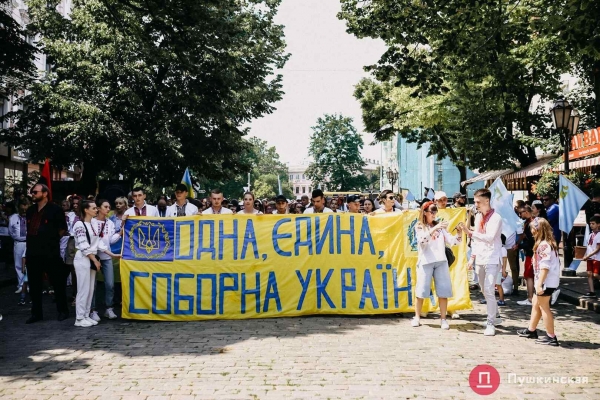 По Одессе прошел Мегамарш в вышиванках: как это было. Фоторепортаж
