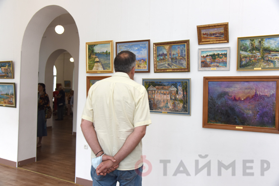Одесский художник-адвокат открыл выставку ко Дню конституции