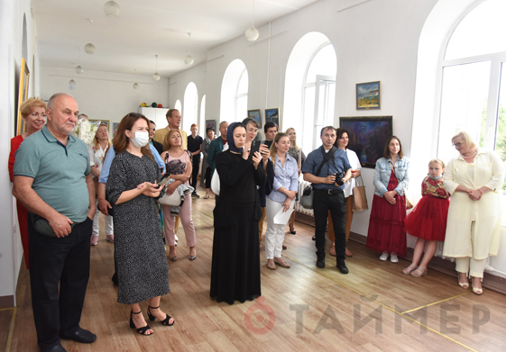 Одесский художник-адвокат открыл выставку ко Дню конституции