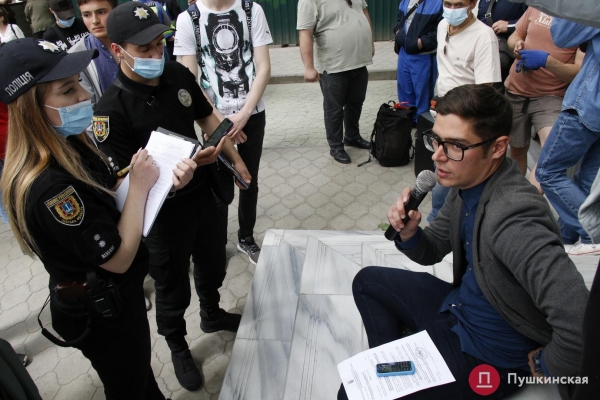 Одесситы вышли на акцию протеста против сноса двух исторических зданий на Ришельевской. Фото