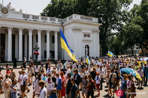 По Одессе прошел Мегамарш в вышиванках: как это было. Фоторепортаж