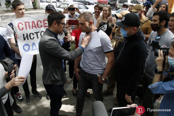 Одесситы вышли на акцию протеста против сноса двух исторических зданий на Ришельевской. Фото