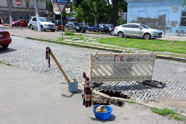 Врата в ад: на одной из улиц Одессы образовалась огромная яма