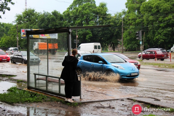 Гром, молнии и ливень: как на Одессу обрушилась непогода. Фоторепортаж