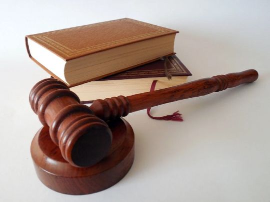 Дівчина застрелила вітчима, який ґвалтував її з 12 років і змусив народити йому чотирьох дітей