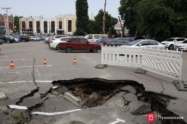 На Таможенной площади провалился асфальт на парковке. Фото