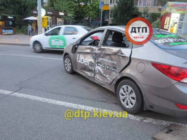Смертельное ДТП в центре Киева: мотоциклист врезался в такси