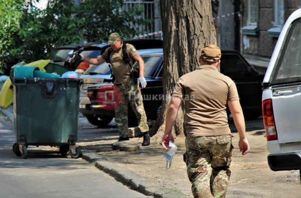 В одном из переулков Одессы выброшенные «противотанковые мины» надели шума. Фото