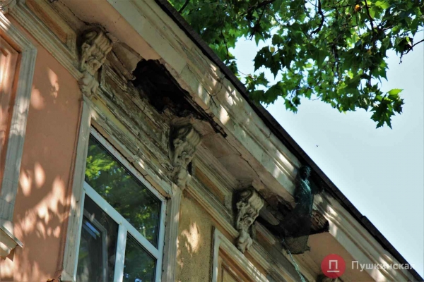 Очередной обвал в Одессе: карниз памятника архитектуры сорвал кондиционеры и рухнул на тротуар