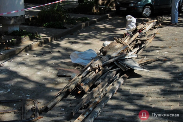 Очередной обвал в Одессе: карниз памятника архитектуры сорвал кондиционеры и рухнул на тротуар